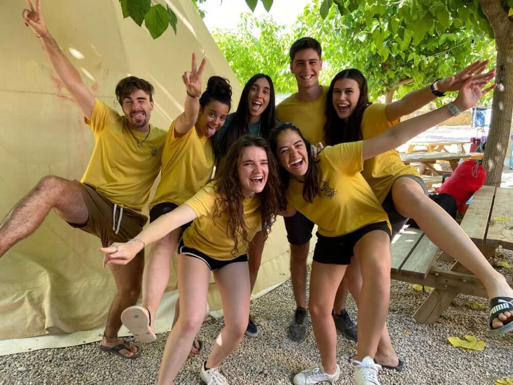 Equipo de monitores de tiempo libre con cualidades de formar grupo en un campamento de tiempo libre