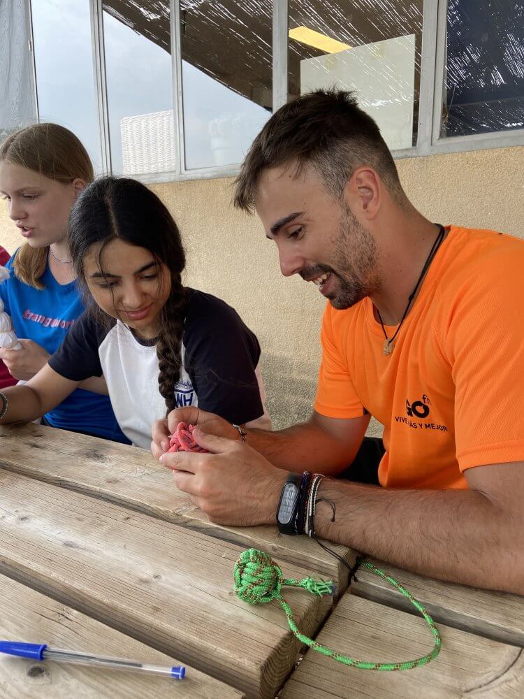 Cualidades del Monitor de Tiempo Libre ideal 3 Un monitor de tiempo libre en Talleres de nudos en campamento verano ingles