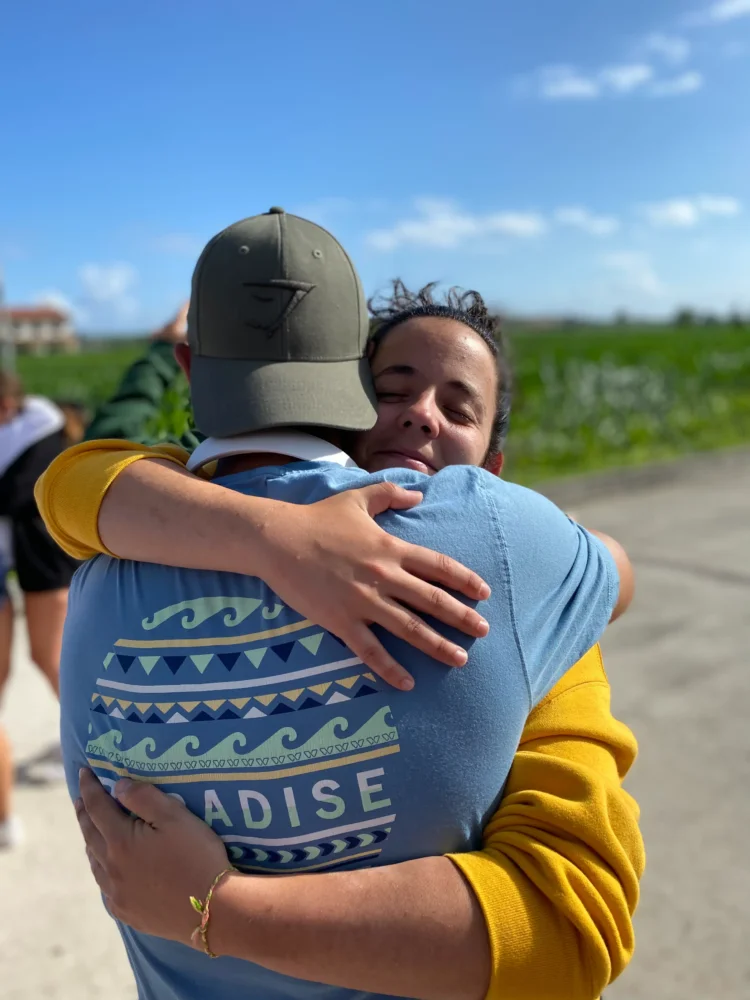 Cualidades del Monitor de Tiempo Libre ideal 1 Abrazo de despedida a un monitor de tiempo libre del campamento de verano multiaventura