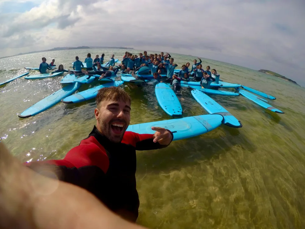 Cualidades del Monitor de Tiempo Libre ideal 2 Cualidades de un monitor de tiempo libre en grupo en el curso de surf en un campamento de verano